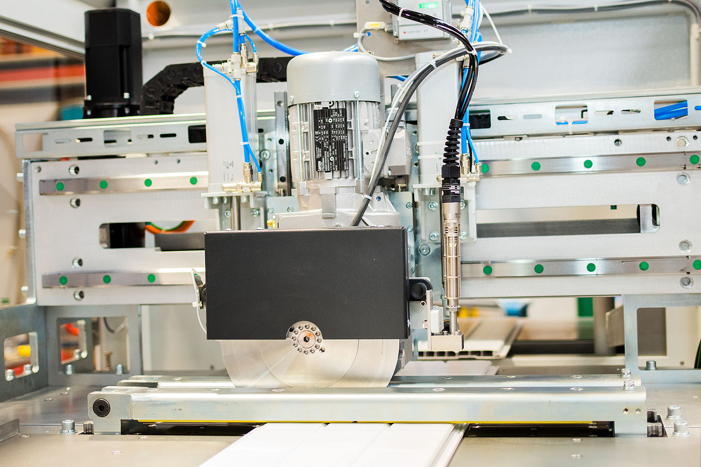 RED.CUT wide | Breiter Kalibriertisch - Greiner Extrusion
